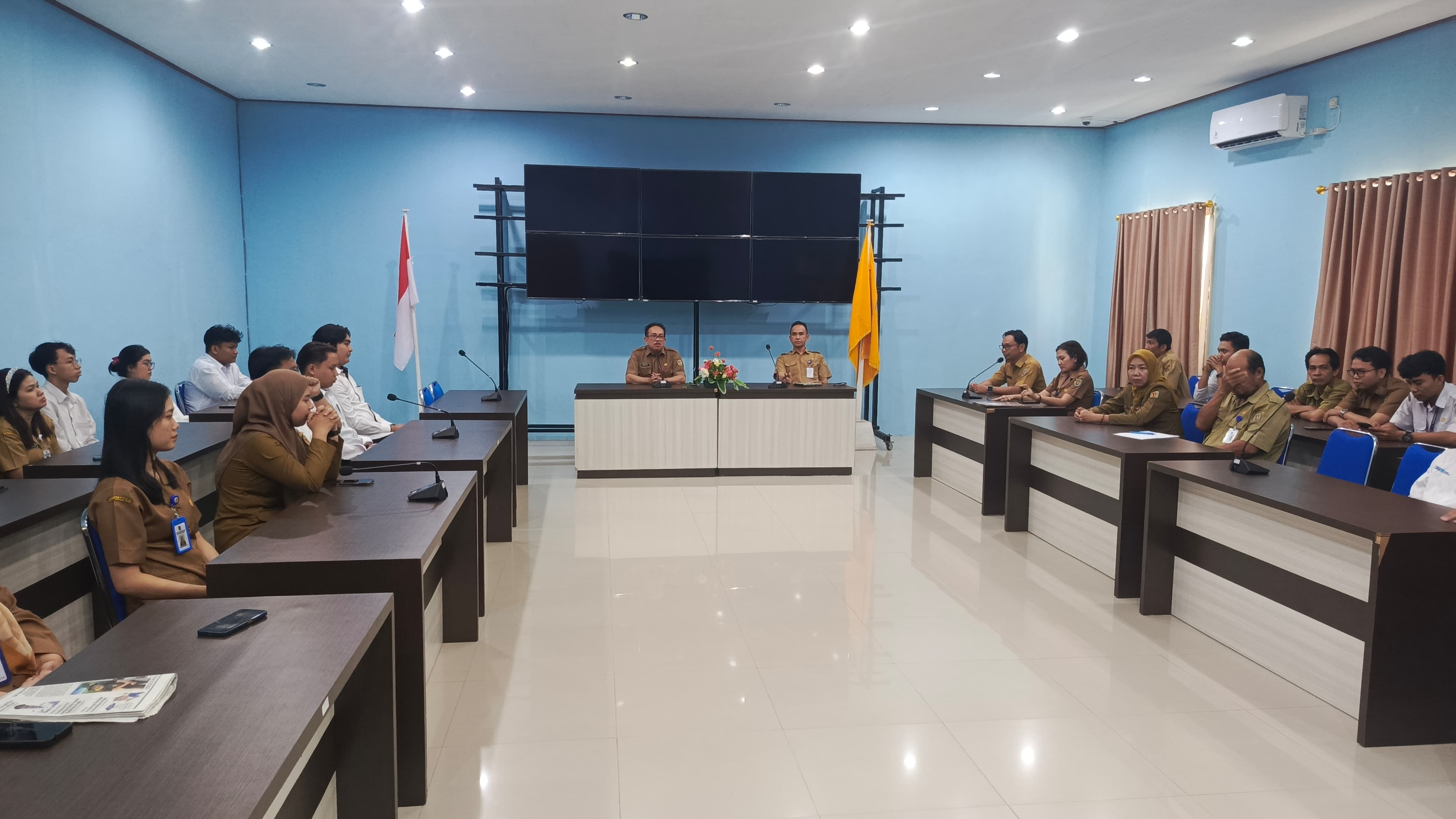 Kepala Diskominfostandi Katingan Pimpin Pertemuan dan Penandatanganan Kontrak Kerja dengan Tenaga Ahli Baru
