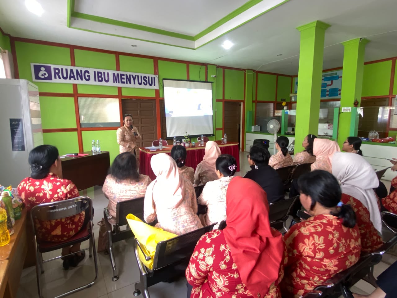 KETUA DWP DISKOMINFOSTANDI KATINGAN BERIKAN MATERI PENINGKATAN KAPASITAS DIRI DAN ETIKA BERORGANISASI