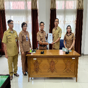 Diskominfostandi Katingan Serahkan Aplikasi  Siipbang Ke Bappedalitbang Katingan