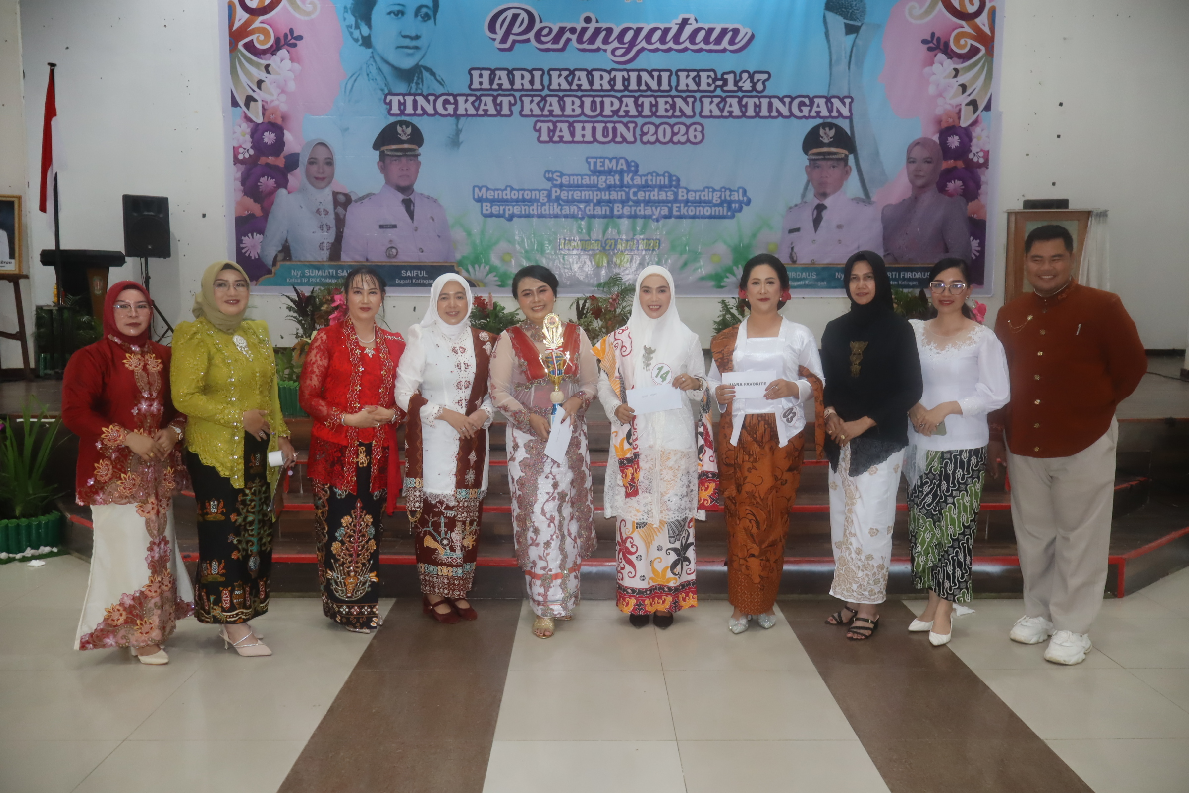 Diskominfostandi Katingan Raih Juara Favorit Lomba Kebaya, Wujudkan Semangat Kartini