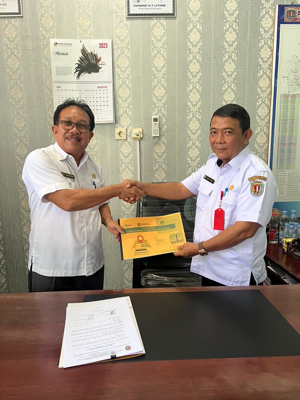 Diskominfo Kabupaten Katingan Menyerahkan Website Sistem Informasi Potensi Investasi Berbasis GIS milik PMPTSP Kabupaten Katingan.
