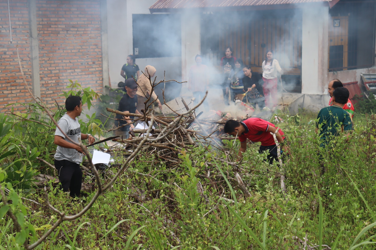 DISKOMINFOSTANDI KATINGAN GELAR KERJA BAKTI, WUJUDKAN LINGKUNGAN KERJA BERSIH DAN NYAMAN