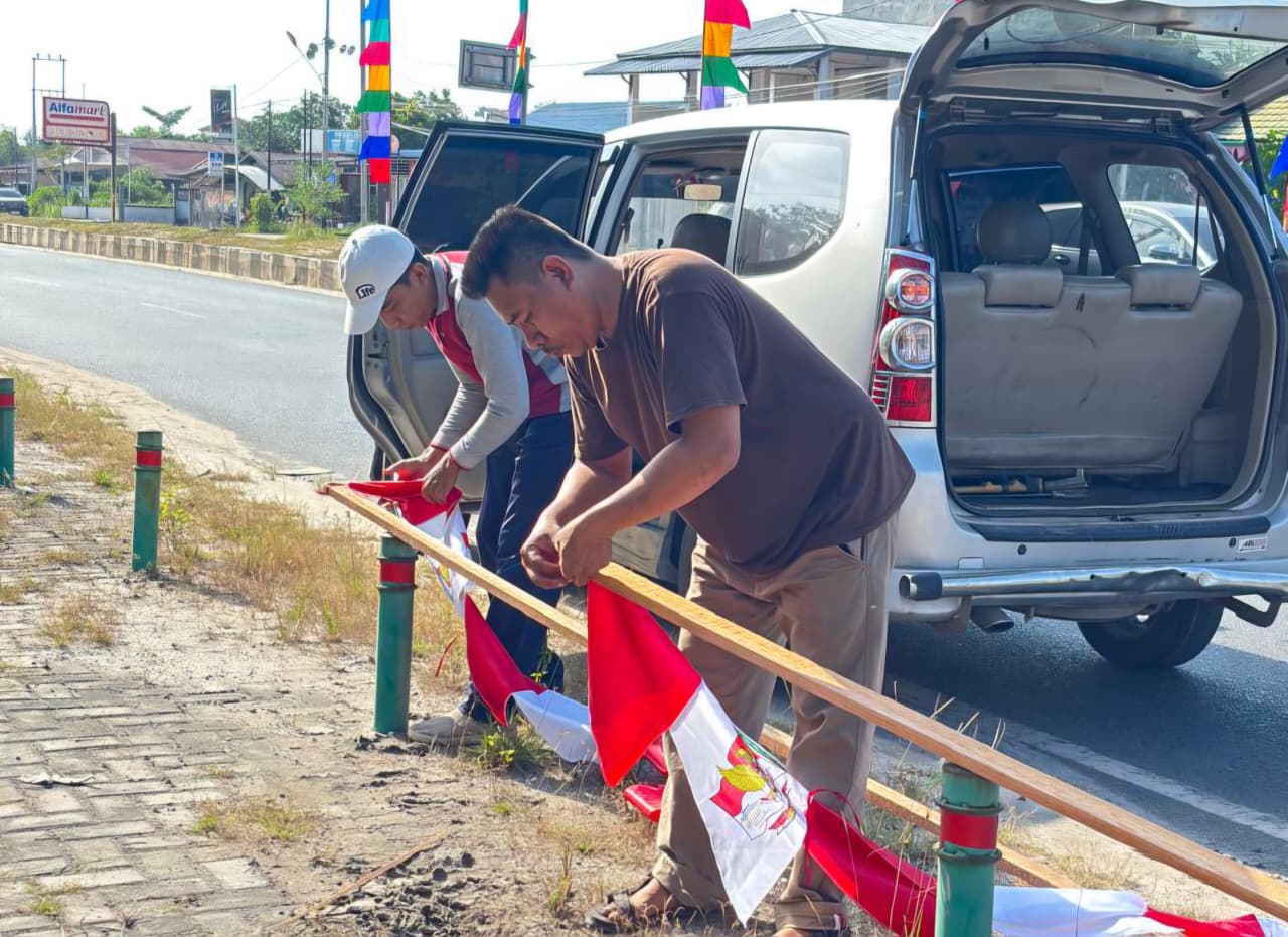 Meriahkan HUT ke-24 Kabupaten Katingan, Diskominfostandi Pasang Umbul-Umbul di Sejumlah Titik